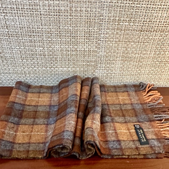🌟HP🌟NWOT Tan & Gray Plaid 100% Lambswool Scarf Blarney Woollen Mills Ireland - Picture 4 of 9